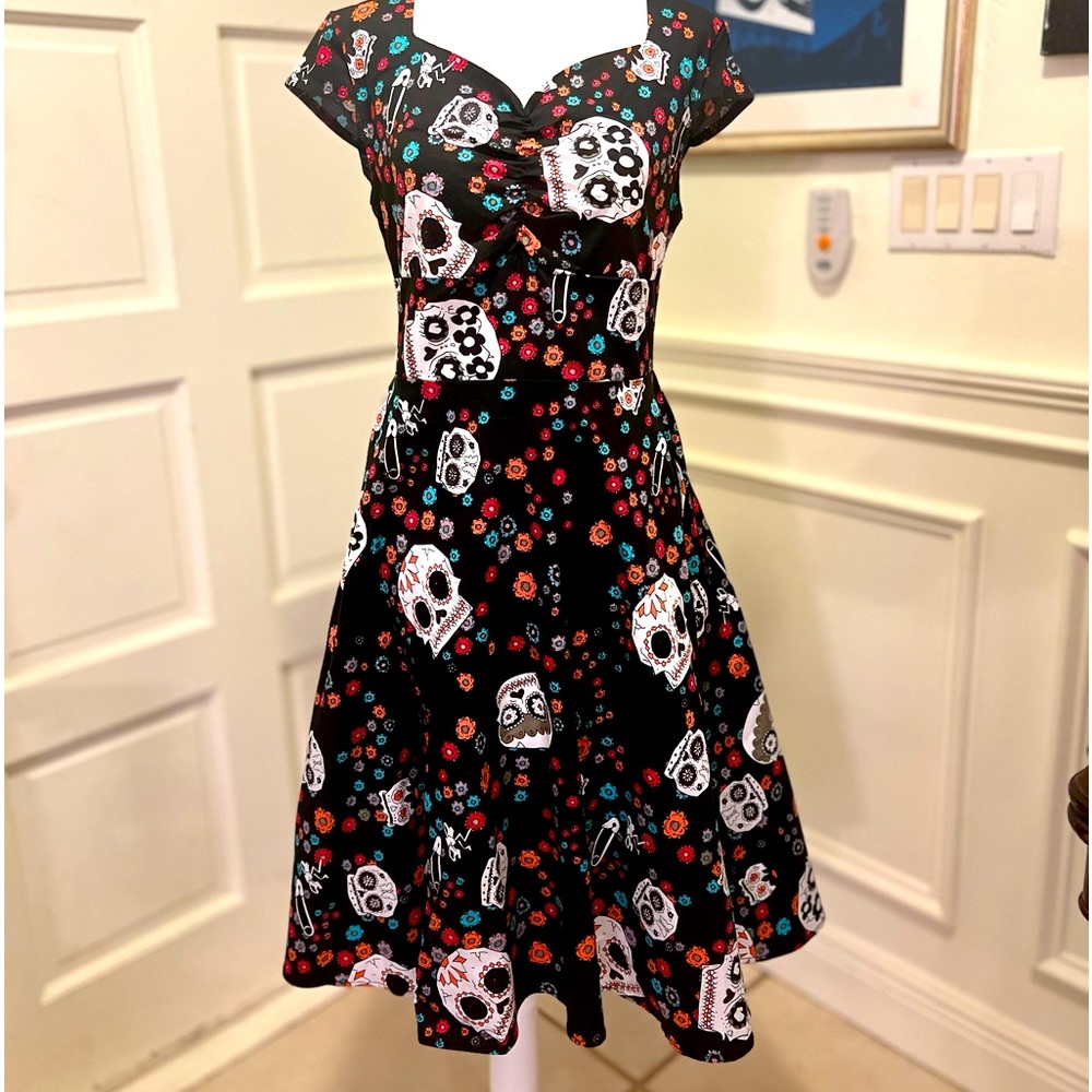 EUC Oten Day of the Dead Print Fit and Flare with a sweetheart neckline sz M